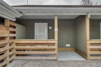 The 4th Overlook Seeps 4, In-between Crystal Mountain and Traverse City! WI-FI