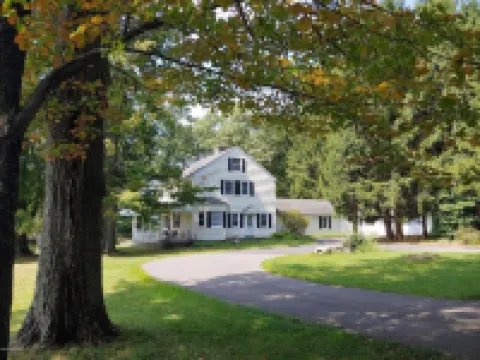 Charming Vintage Cottage in Skytop - Perfect for Intimate or Large Gatherings!