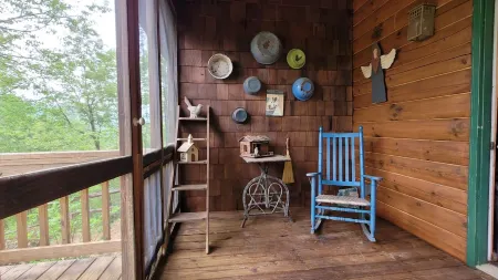 Cozy Pet Friendly Mountain Log Cabin in the Smokies with Deck and fire pit.