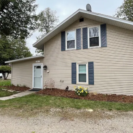 Beautiful Lakeside Cabin - Great Location & Amenities (Canoe, Kayak, Boat, etc)