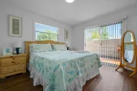 Remodeled HOT TUB & HEATED POOL house, 8 minutes to the beach! Shark Tank theme