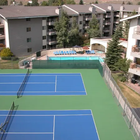 Luxury Condo w/ FREE WiFi, Parking, Heated Pool, Hot Tubs, Skier Shuttles