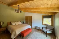 Lake front NEW Cabin 2bd 2b AC/WIFI, kayak, beach, fish, firepit