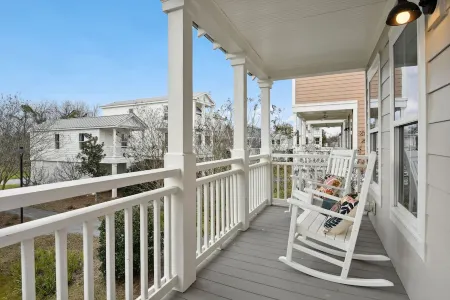 Downtown Coastal Escape // Walk to Beach & Shops