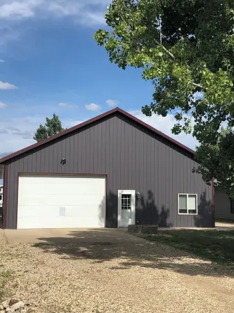 .5 mile to Lake Oahe boat access, 15 min from Pierre SD, wifi, oversized garage