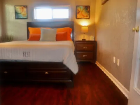 Cozy home with great landscaping and cute decor! 鄰近Tower 3的酒店