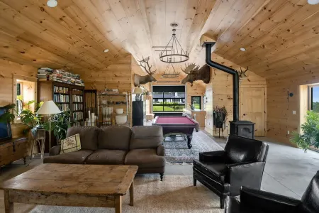 Barndominium, Embracing Skaneateles lake's Beauty. Отели в г. Сканителс