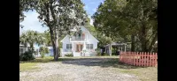 Cozy 3 bedroom 2 bath with views of the River