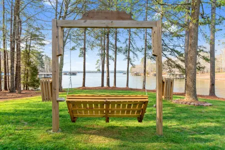 Dog Friendly, 370+ ft of Waterfront, Dock Access and Kayaks!