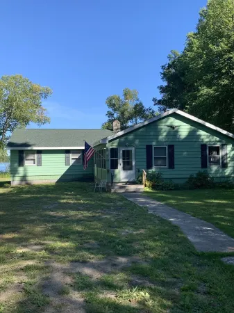 Trout Lake - Frenchman Lake 5 BR 3 BA Home, Wi-Fi, spacious & 1/2 mile to trails