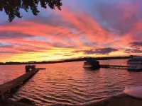 Lake House with Sandy Beach and Amazing Sunsets Ξενοδοχεία στην πόλη Barry County