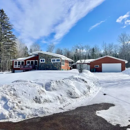 Lester River Retreat - 8 miles to Downtown Duluth