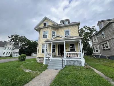 Entire Home: Central & Spacious 8Bd 2.5 BA in DT Geneva
