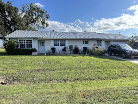 Cozy Water Front 2 bedroom 2 bathroom Home with Lake Access