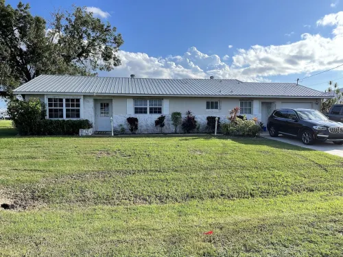 Cozy Water Front 2 bedroom 2 bathroom Home with Lake Access