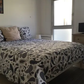 Cassis, Apartment with terrace, sea and cliff views. Private parking, Wifi.