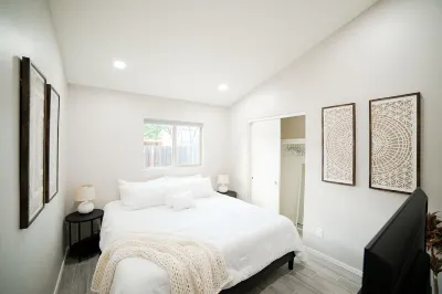 Modern Central Gem near UofA, UMC, TMC, downtown: 2 King Beds & Chef's Kitchen