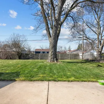 Lovely Updated 2bd house just minutes away from anything the Qc has to offer!