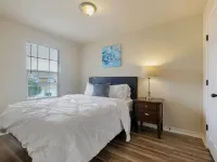 20% OFF Updated 3BR 2.5BTH Townhome - Pet-friendly - Fast WiFi-Driveaway Parking Hotels in Selma