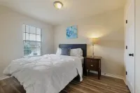 20% OFF Updated 3BR 2.5BTH Townhome - Pet-friendly - Fast WiFi-Driveaway Parking