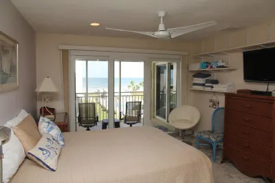 Tradewinds Condominium Top Floor - Ocean View Condo #113