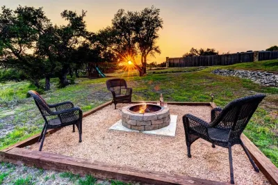 Modern Farmhouse w/ Hill Country Views, EV, Wineries, Large Patio Hôtels à proximité de : Dreamland Dripping Springs