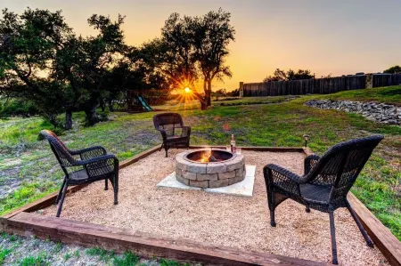 Modern Farmhouse w/ Hill Country Views, EV, Wineries, Large Patio Отели рядом с достопримечательностью «Ian's Chapel at Camp Lucy»