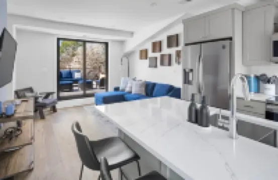 1/2 Block from King Street, 5★ Location ~ ♛King Bed ~ Free Parking