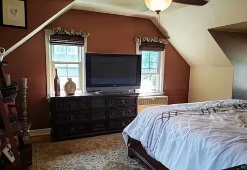 Safe and tidy Cape Cod in a very good neighborhood. Pet friendly.