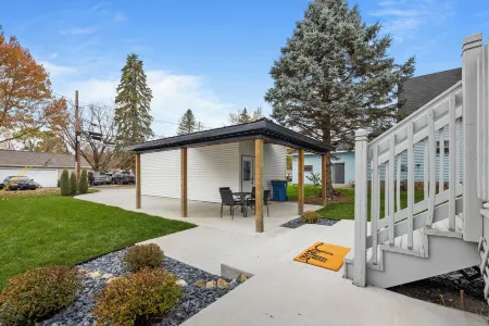 Modern Farmhouse in Charming Neighborhood Walking Distance to Downtown Отели рядом с достопримечательностью «Публичная библиотека Экхарт»