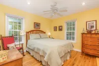 Cozy Mountain Top Cabin 13 Acres Near Dupont State Forest-Pet Friendly-Wifi- EV