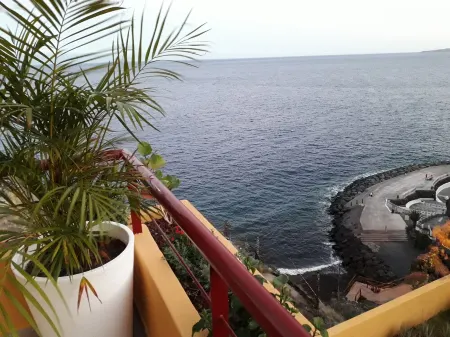 COMFORTABLE APARTMENT WITH FIRST LINE TERRACE AND SEA VIEWS