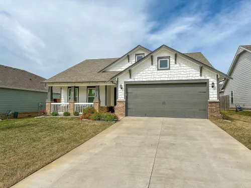 Minutes from Tulsa!  Come relax with the family in this pet friendly home