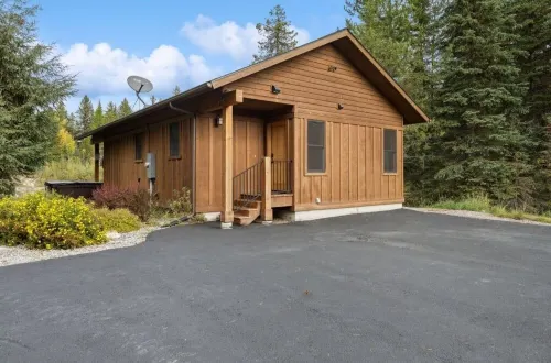 Secluded cabin with your own pond. Waterfront steps away. 30min to ski big mtn