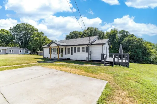 Chic and cozy home near the hospital: 3 comfy rooms, TVs, stylish amenities.