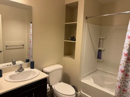 LA Luxe Retreat: 1-Bedroom Haven by Beverly Hills Отели в г. Беверли-Хиллз