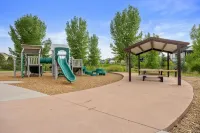 Centrally located Home near MCR, Blue Arena, I-25, RMNP easy access, Pool Table!