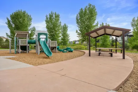 Centrally located Home near MCR, Blue Arena, I-25, RMNP easy access, Pool Table!