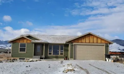 Classy 3-Bedroom Fishing Cottage with amazing lake and mountain views