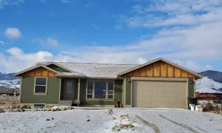 Classy 3-Bedroom Fishing Cottage with amazing lake and mountain views