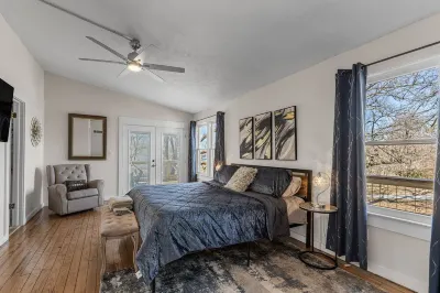Game Themed, sleeps 12, king beds, walking distance to volleyball tourney!!