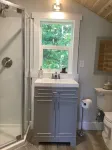 Gorgeous Guest House, Mature Setting, 1 Minute to the Lake.