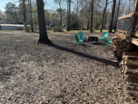 TWIN PINES Toledo Bend Camp with plenty of boat parking in quiet neighborhood