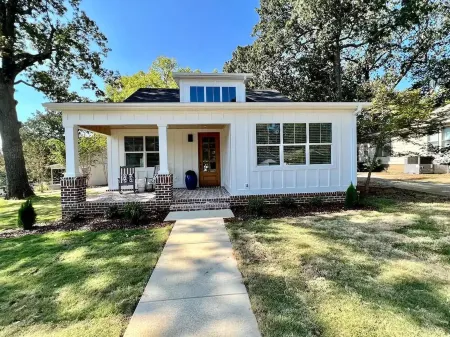 Lagniappe in Florence Отели в г. Флоренс