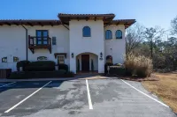 Spacious Lakefront Villa In Gated Resort Community Hotels in 