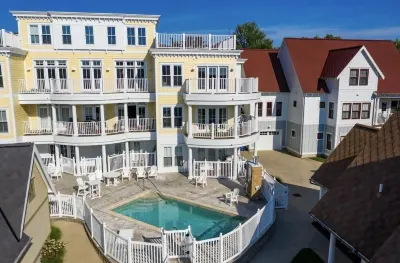 Cozy, convenient poolside by canal and beach .9 m Downtown shops and eateries