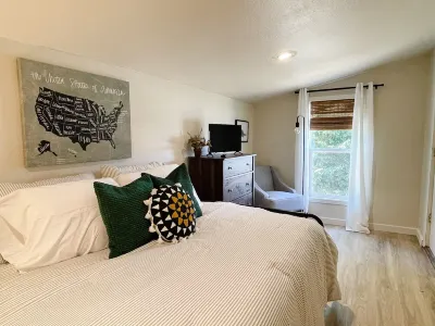 Downtown Getaway- Walk to Breweries, Restaurants, and Shopping!