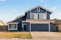 Napa Valley home with a HOT TUB & POOL! Sleeps 12! Pets welcome!