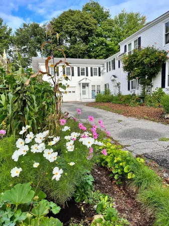 Spacious and bright, 1st floor apartment in Historical Yarmouth Village Отели рядом с достопримечательностью «Ae Home»