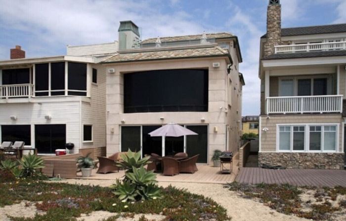 ON THE SAND! Beachfront Huntington Beach 3bd home! Walk out of house on sand!!